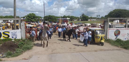 Ganaderos marchan y bloquean carreteras para exigir apoyos