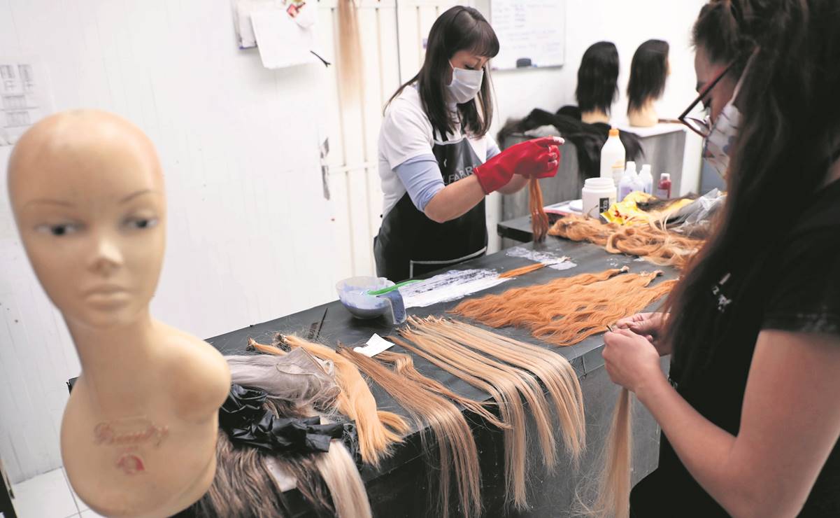 En la fábrica Artextens, artesanos mexicanos elaboran pelucas que se venden a las fundaciones de apoyo para pacientes con cáncer. Foto: Juan Boites/ EL UNIVERSAL.