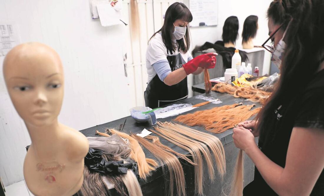 En la fábrica Artextens, artesanos mexicanos elaboran pelucas que se venden a las fundaciones de apoyo para pacientes con cáncer. Foto: Juan Boites/ EL UNIVERSAL.