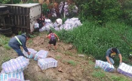Vuelca tráiler que transportaba pañales y se registra rapiña en el Istmo de Oaxaca 