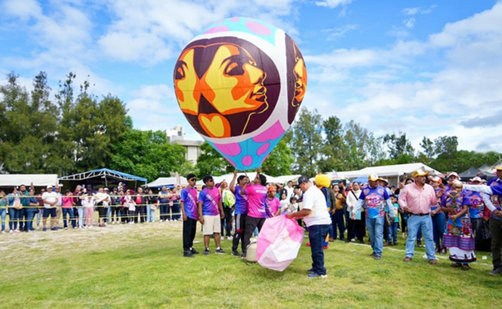 Festival de globos de papel china en Oaxaca. Foto: IG@saymipinedavelasco