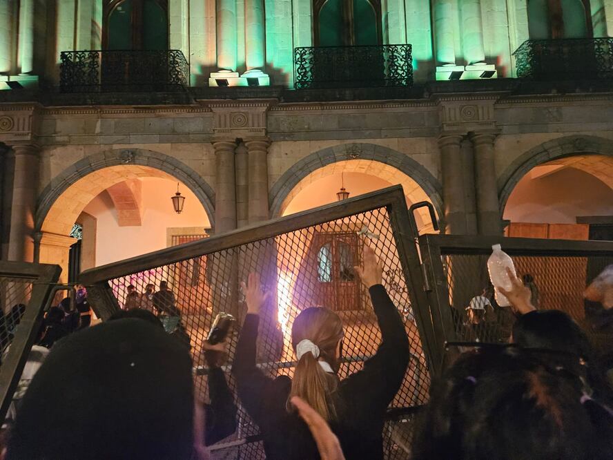 Tras protesta de digna rabia por feminicidios, policía de Oaxaca rocía gas pimienta a mujeres. Foto: Christian Jiménez