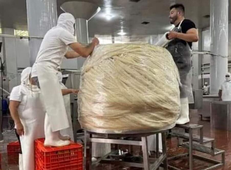 Hidalgo arrebata a Oaxaca el Récord Guinness por elaborar el quesillo más grande del mundo. Foto: Especial