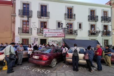 Con bloqueo, profesores de telesecundarias piden restitución