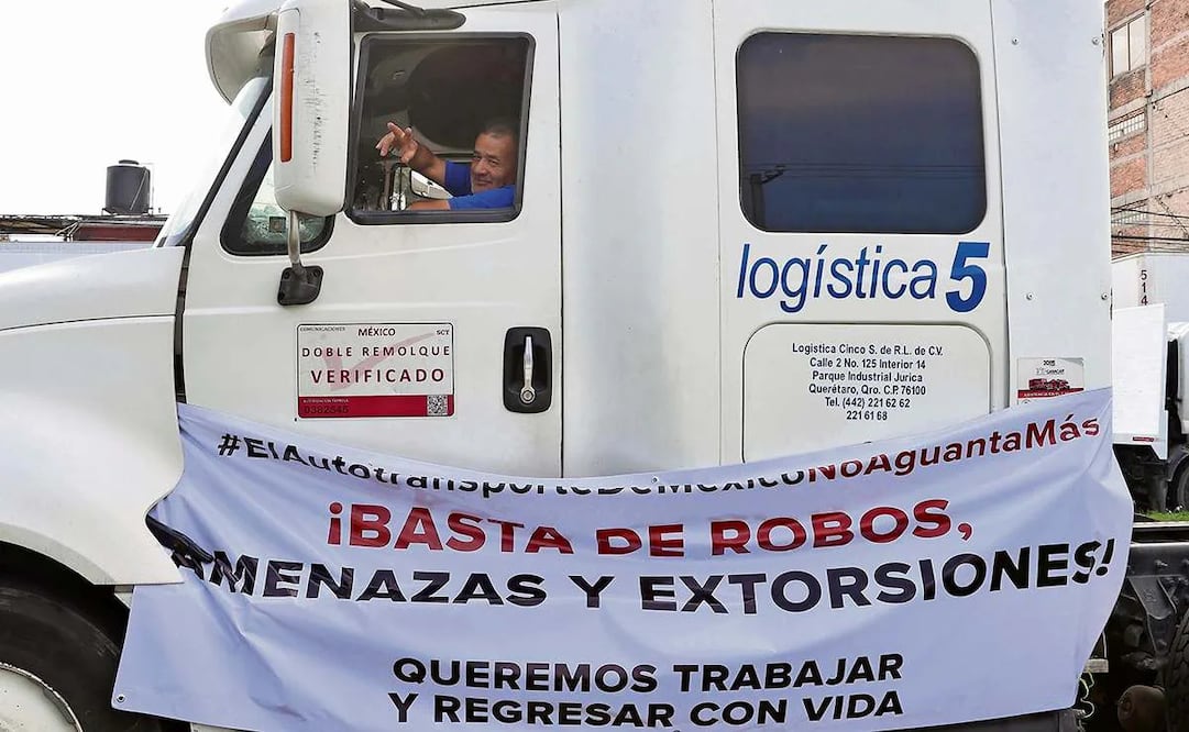 Durante los bloqueos, los transportistas exigieron seguridad mientras las unidades permanecieron estacionadas en acotamientos y carriles laterales. Foto: Osmar Alvarado. El Universal.