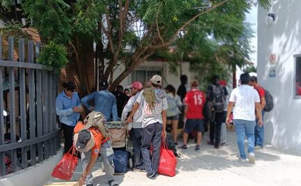 Migrantes de la caravana "Por la libertad" se alojan en el albergue del DIF nacional
