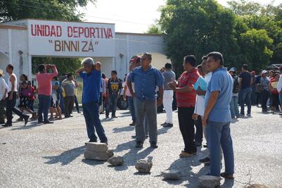 Protestan maestros en Juchitán por entrega de aulas provisionales