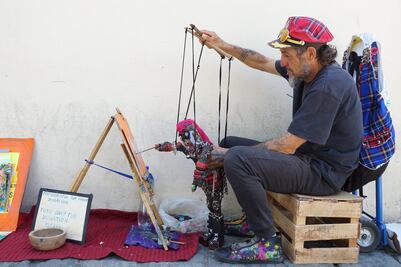 Juan e "Imperdible", artistas callejeros en la Verde Antequera