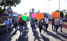 Marchan taxistas contra el reordenamiento del transporte en el centro de la ciudad de Oaxaca