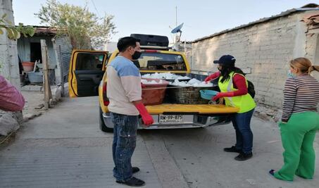 Mitla regala pescado comprado en Salina Cruz a pobladores ante pandemia por coronavirus