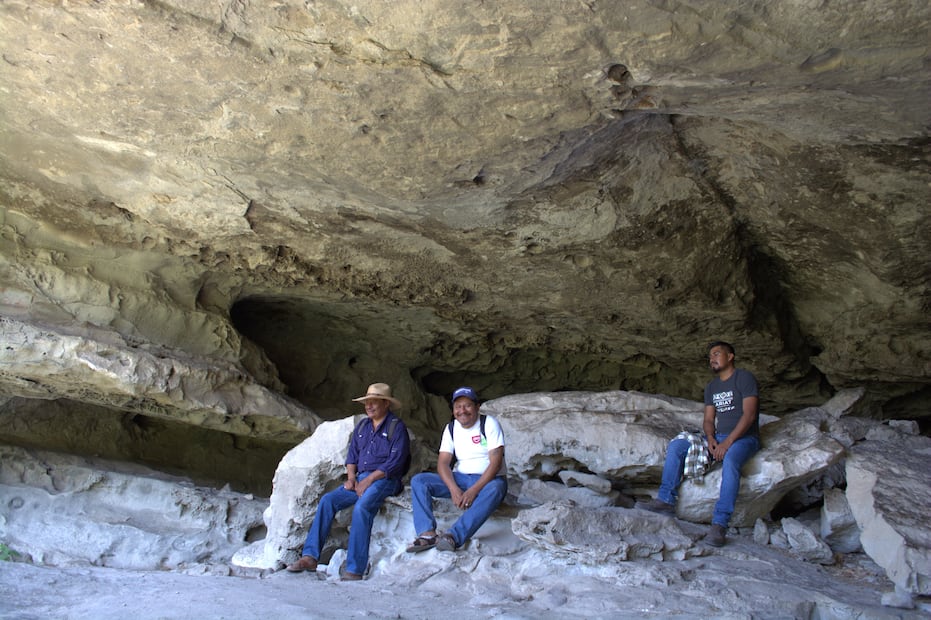 Comunero de Mitla protegen el patrimonio de las cuevas de Ree Billie. Foto: Isela Hinojoza