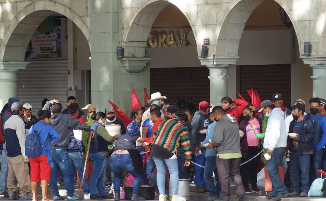 En víspera del Grito, organizaciones toman como rehén al zócalo de Oaxaca e impiden abrir negocios. Fotos: Edwin Hernández