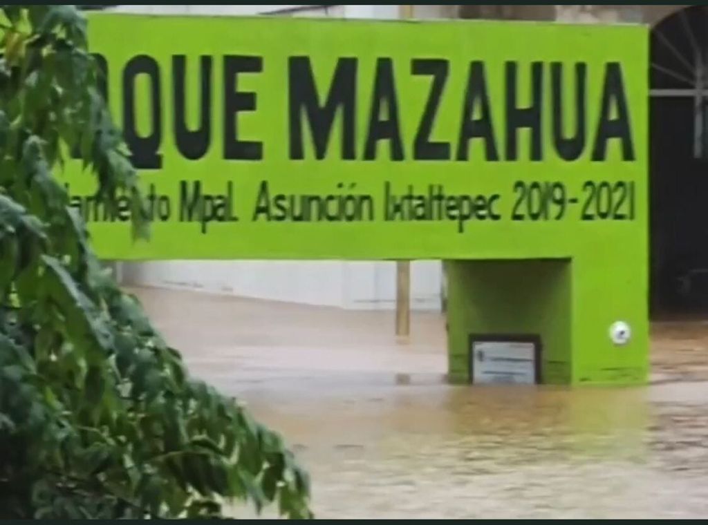 Ixtaltepec y Santa María del Mar, en Oaxaca, piden auxilio por inundaciones; hay 2 derrumbes