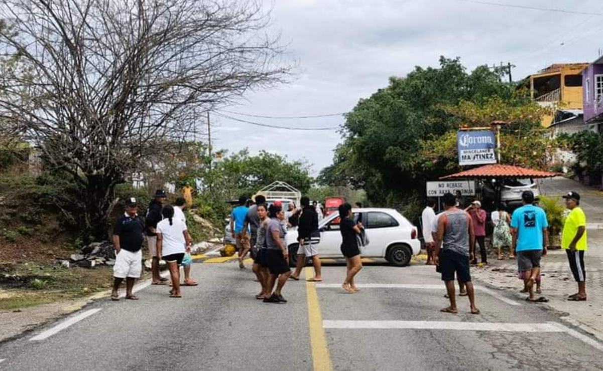 Cumple 4 días bloqueo de comunidades mixes en el Istmo; fila de vehículos rebasa 6 kilómetros