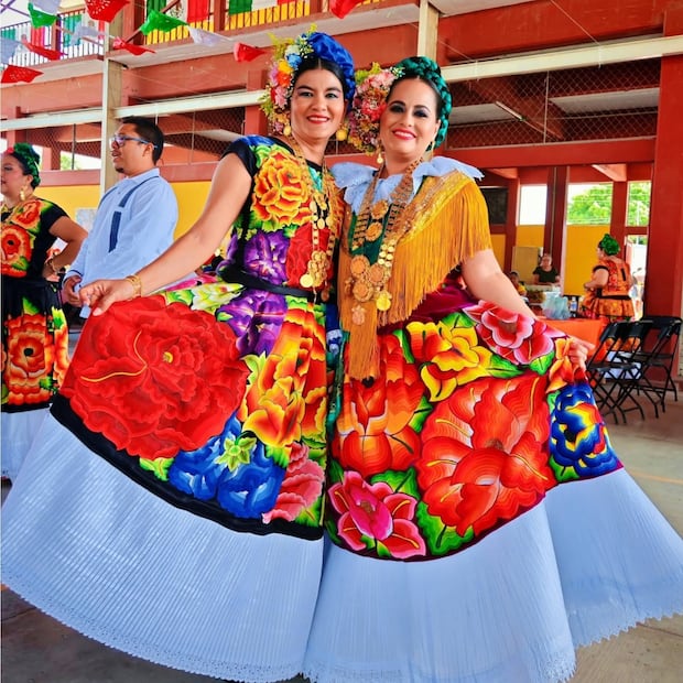 El traje típico de la mujer istmeña es hoy símbolo de la fortaleza y la elegancia femenina en Oaxaca. Foto: FB@Bien Hecho en México