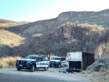 Vuelca camioneta que transportaba migrantes y la abandonan en carretera federal de Oaxaca