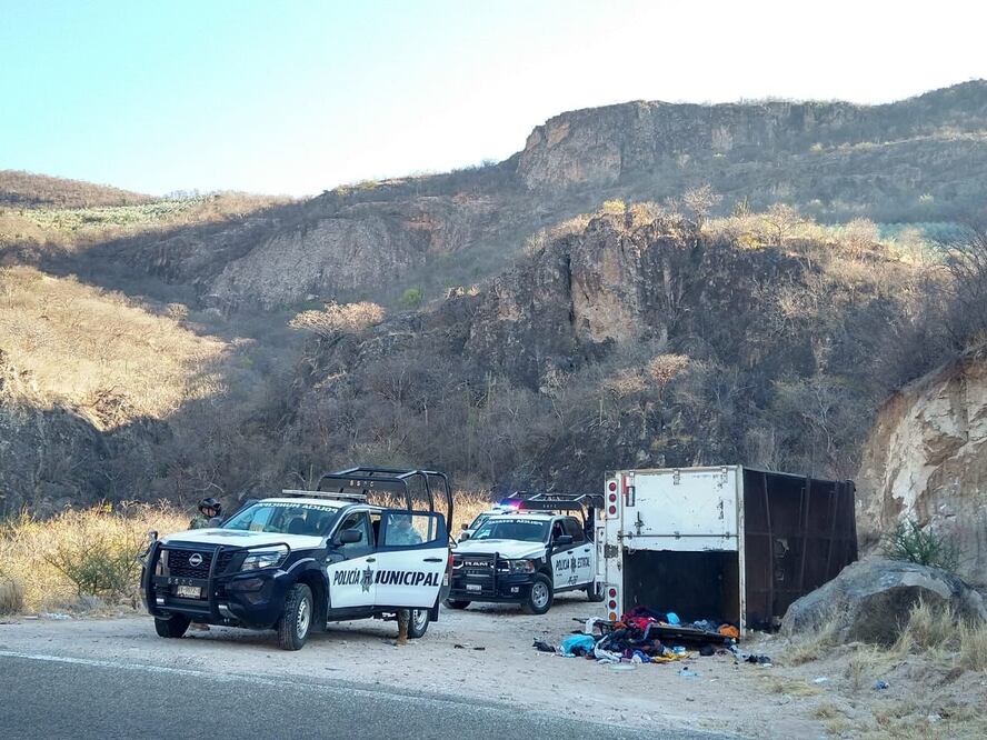 Vuelca camioneta que transportaba migrantes y la abandonan en carretera federal de Oaxaca. Foto: Especial