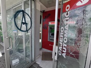 Protestan encapuchados por violencia policial, a 14 años del desalojo de docentes del zócalo