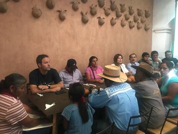 Con encuentro, maestros mezcaleros piden reconocimiento