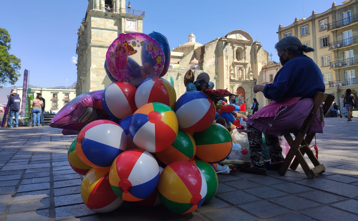 Con permiso municipal, regresan globeros de larga tradición al Zócalo de la ciudad de Oaxaca