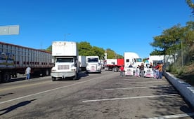 Transportistas bloquean la autopista Oaxaca- Cuacnopalan como parte del paro nacional; exigen mejores condiciones de seguridad