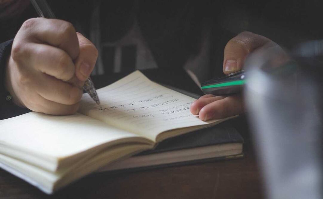 Paola, alumna de secundaria en Oaxaca, pide ayuda para usar uniforme neutro; padres la han violentado. Foto: Pixabay