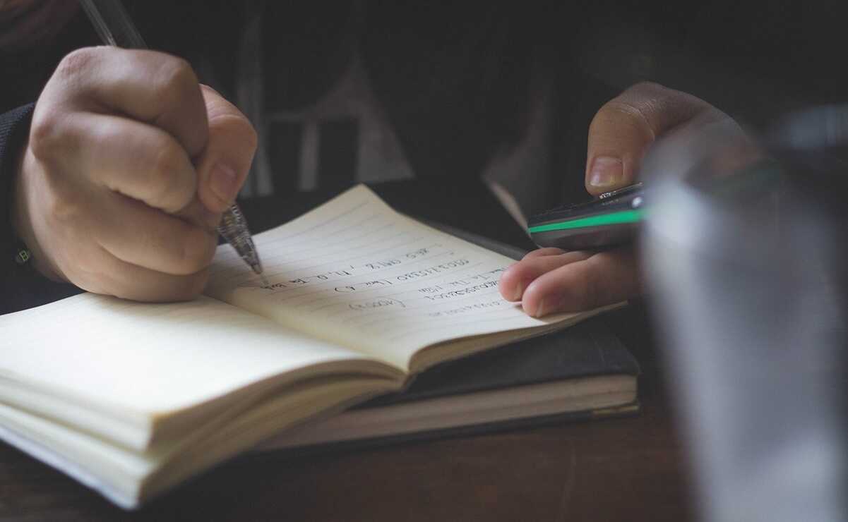 Paola, alumna de secundaria en Oaxaca, pide ayuda para usar uniforme neutro; padres la han violentado. Foto: Pixabay