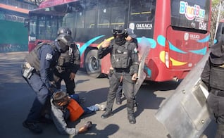 Bloqueos y desalojo, vive la ciudad de Oaxaca caótica mañana; organizaciones continúan plantadas en el Zócalo
