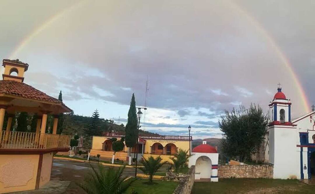 Pobladores retienen a Artemio Jiménez, exedil de Santiago Apoala, Oaxaca. Foto: Especial