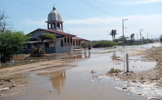 Mar de fondo causa inundaciones en la colonia Cuauhtémoc de San Mateo del Mar, Oaxaca
