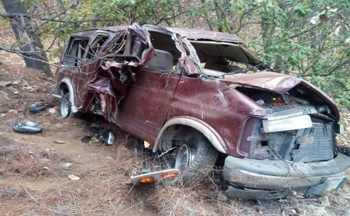 Vuelca camioneta con más de 20 personas en Oaxaca; trasladaba a migrantes de Centroamérica, reportan