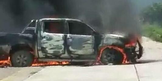 Retienen a exedil de San Dionisio del Mar, Oaxaca, y queman su camioneta