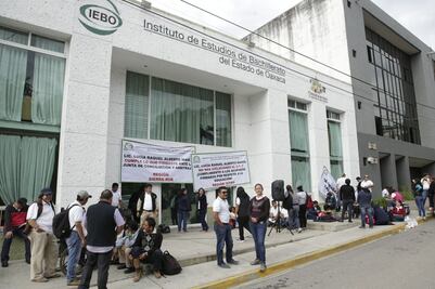 Trabajadores del IEBO inician paro y bloquea vialidad en la capital