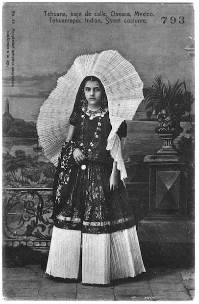 El traje típico de la mujer tehuana se remonta al siglo XIX; se conformó luego de la época de la colonización. Foto: FB@Mayordomía CDMX - Santa María Jalapa del Marqués, Oaxaca