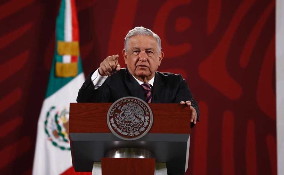 AMLO promete incremento salarial y mayores reconocimientos a profesores de NL. Foto: Diego Simón