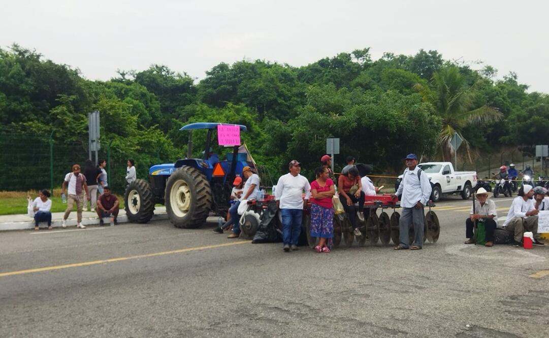 Suspenden vuelos en el aeropuerto de Huatulco, Oaxaca, por protestas de campesinos. Fotos: Cortesía