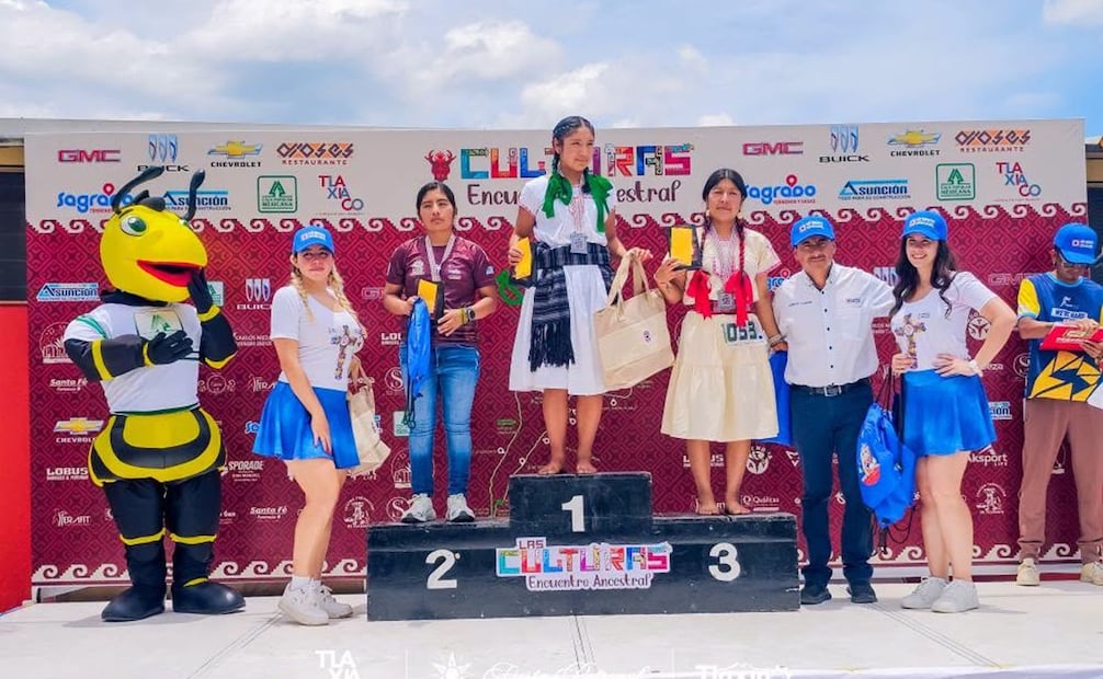 Ester Zárate, la joven ganó la competencia atlética de 14 kilómetros corriendo descalza en la Mixteca de Oaxaca. Foto: FB@TlaxiacoCiudad