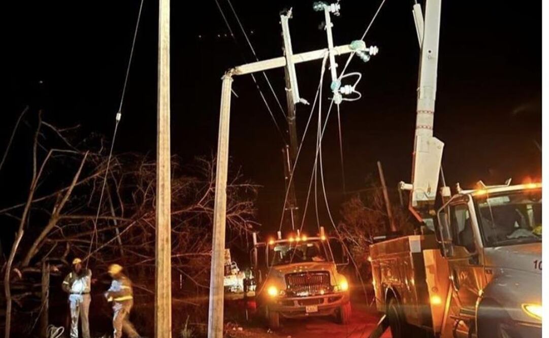 Se ha restablecido al 80% servicio eléctrico en zonas de Oaxaca afectadas por Agatha: CFE. Foto: CFE