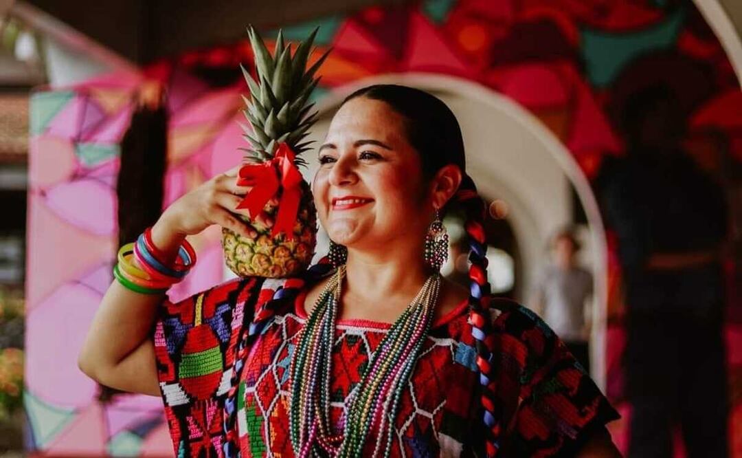 Despiden ciclistas y alumnos a Kary, maestra que bailaría "Flor de Piña" en la Guelaguetza 2023. Foto: Especial
