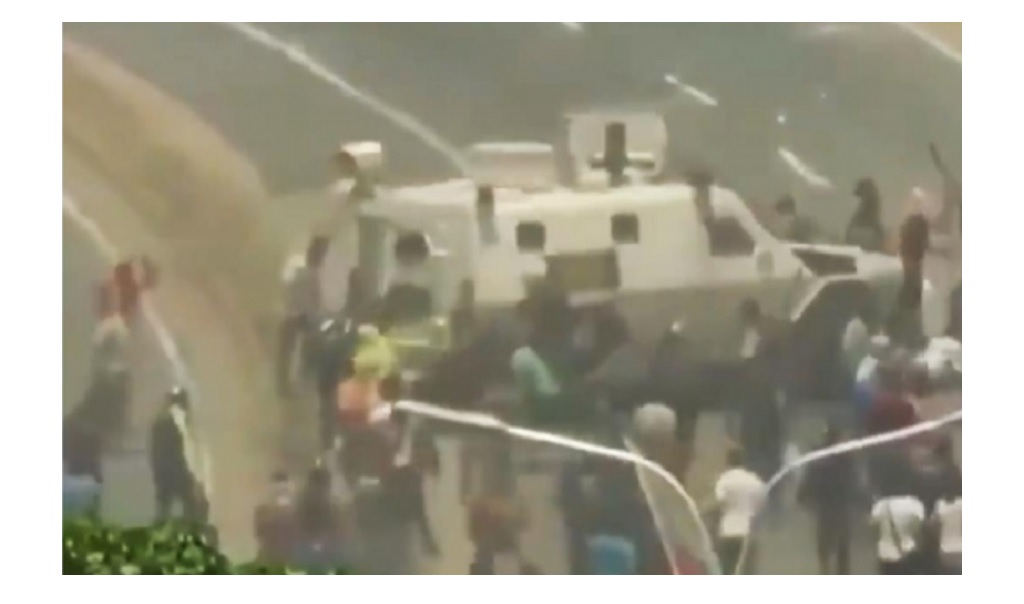 Captan cuando tanqueta atropella a manifestantes en Venezuela