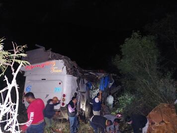 Fallecidos y más de 30 heridos deja accidente de autobús en Oaxaca; regresaban de festejo de Jara