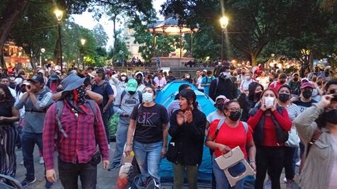 Policías antimotines resguardan palacio de gobierno de Oaxaca ante protesta de ex trabajadores 