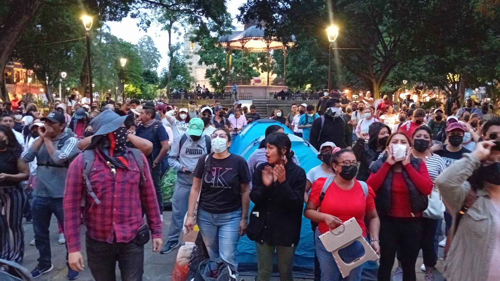 Policías antimotines resguardan palacio de gobierno de Oaxaca ante protesta de ex trabajadores