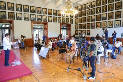 Defiende gobernador de Oaxaca libros de texto; impulsan nuevo modelo educativo, dice