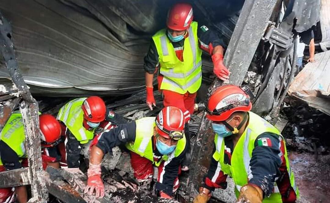 A 4 días de incendio en bodega de pinturas de Oaxaca, localizan un cuerpo calcinado. Foto: Bomberos de Oaxaca