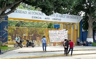 Adeudan aguinaldo a trabajadores de la UABJO; exigen pago inmediato con recargos adicionales