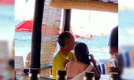 Captan a López Gatell de vacaciones en playa Zipolite en plena pandemia
