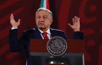 AMLO califica marcha en favor del INE como un “striptease” político del conservadurismo