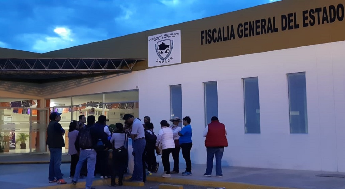 Protestan maestros en oficina de Fiscalía, exigen informes sobre compañera desaparecida
