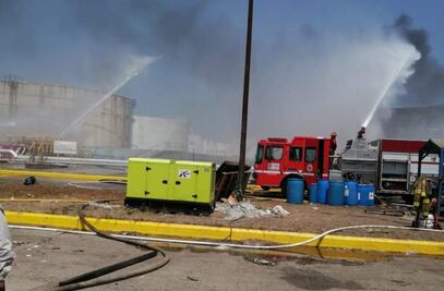 Tras más de 30 horas, controlan en Oaxaca incendio en refinería de Salina Cruz; fuego se reactivó 4 veces